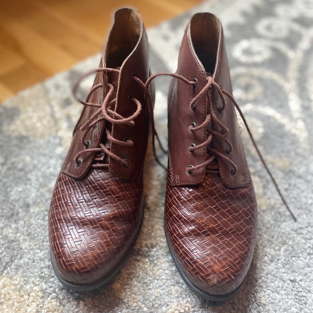 Real Leather Ankle Boot with Crosshatch Vintage